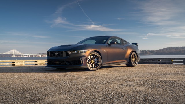Ford Mustang Dark Horse Outdoor