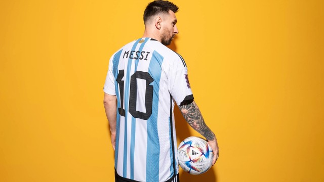 Lionel Messi Yellow background