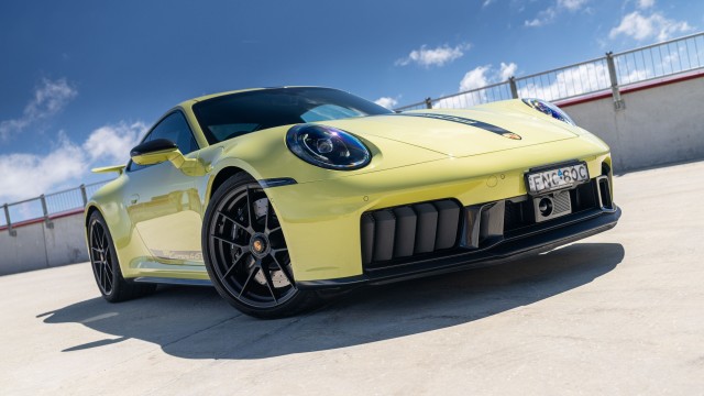 Porsche 911 Carrera 4 GTS 2025