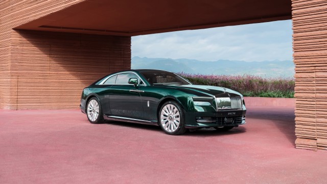 Rolls-Royce Spectre Emerald green