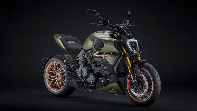 Ducati Diavel 1260 Lamborghini Dark background