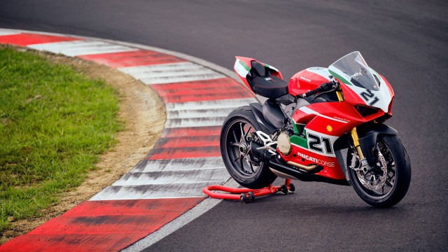 Ducati Panigale V2 Bayliss Race track
