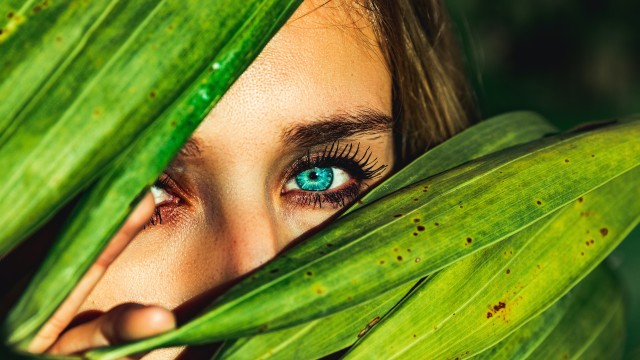 Blue eyes Green leaves