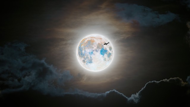 Full moon Flight