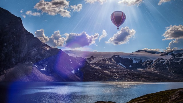 Hot air balloon Mountains