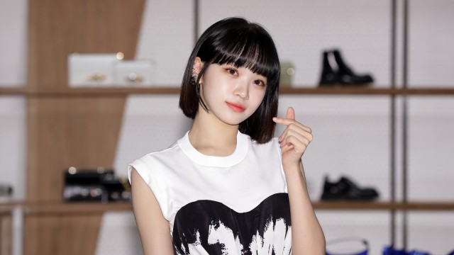 Kim Chaewon Finger heart