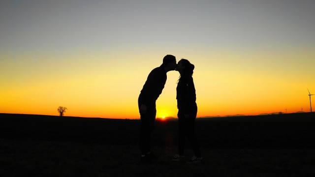 Kissing couple Silhouette